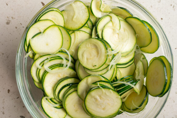 Die Zucchini und Zwiebeln sind in einer Schüssel.