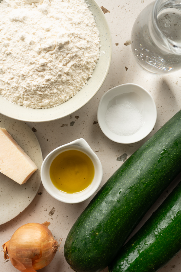 Die Zutaten für die Zucchini Scarpaccia stehen auf der Arbeitsfläche.