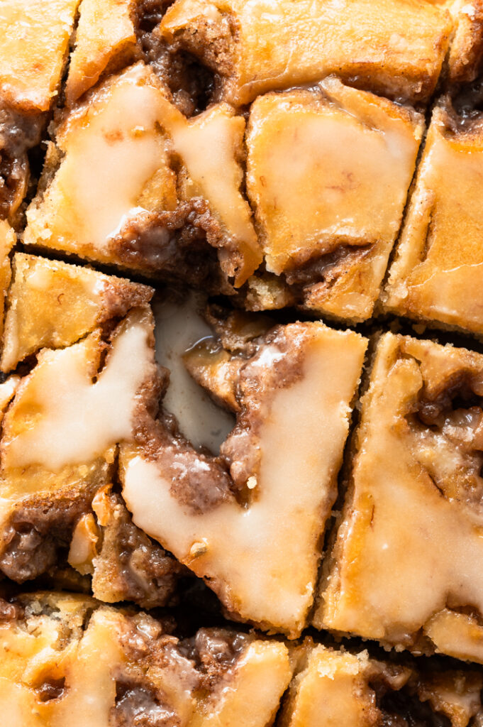 Eine Nahaufnahme des Bananenkuchen mit Zimt.