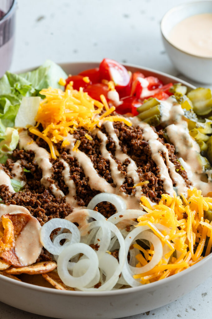 Die vegetarische Big Mac Bowl steht auf dem Tisch.