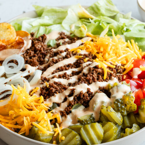 Eine Schüssel mit einer vegetarischen Big Mac Bowl steht auf dem Tisch.