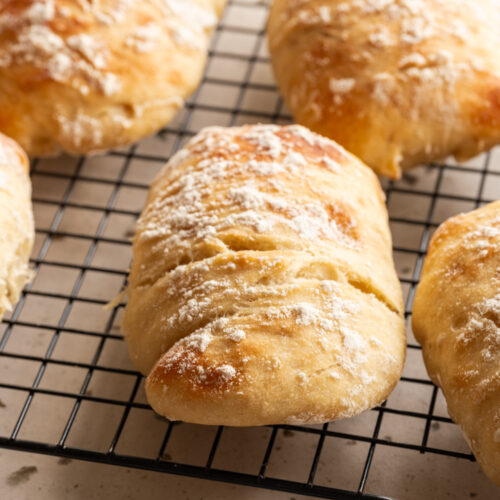 Die Brötchen liegen auf einem Abkühlgitter.