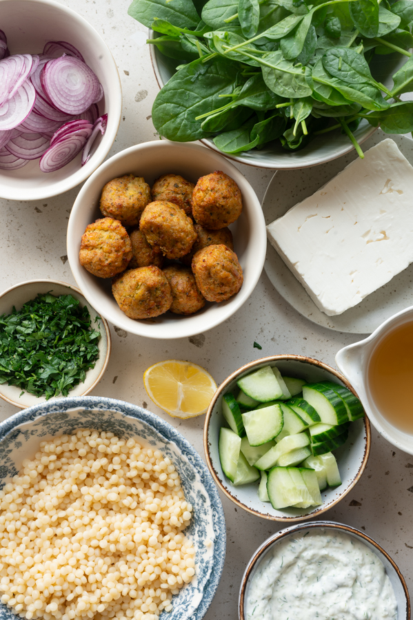 Die Zutaten für die Falafel Bowl stehen auf der Arbeitsfläche.