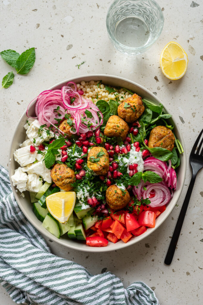 Die Falafel Bowl mit Joghurtsauce steht auf dem Tisch.