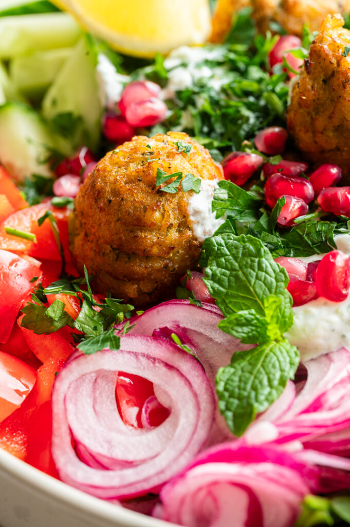 Eine Nahaufnahme der Falafel Bowl.