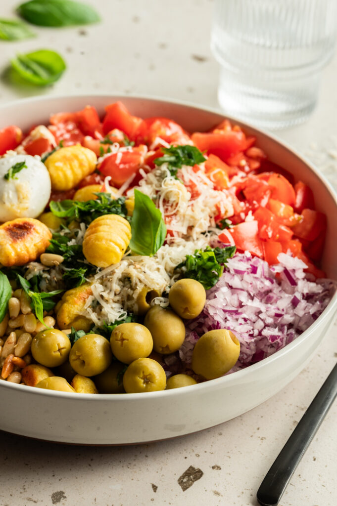 Die Gnocchi Bowl ist in einer Schüssel auf dem Tisch.