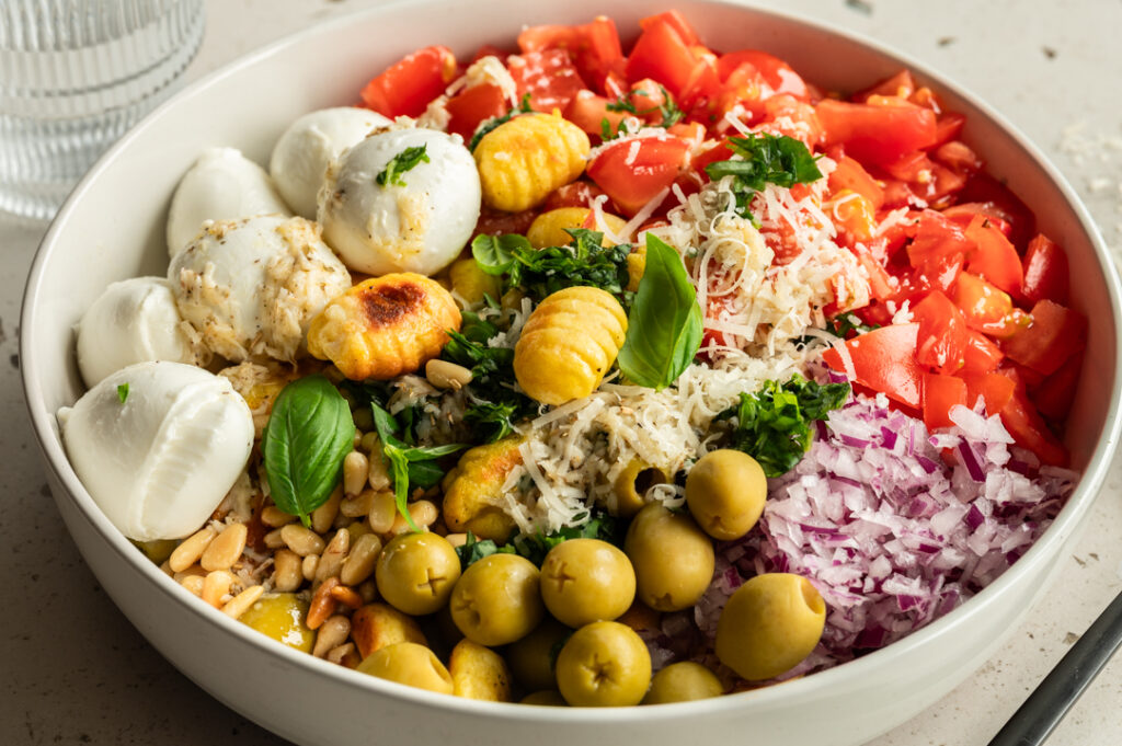 Eine Schale der italienischen Gnocchi Bowl steht auf dem Tisch.