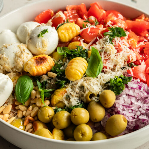 Eine Schale der italienischen Gnocchi Bowl steht auf dem Tisch.