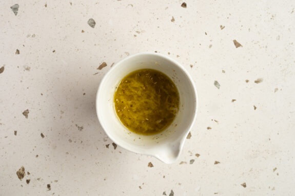Das Dressing ist in einer Schüssel.