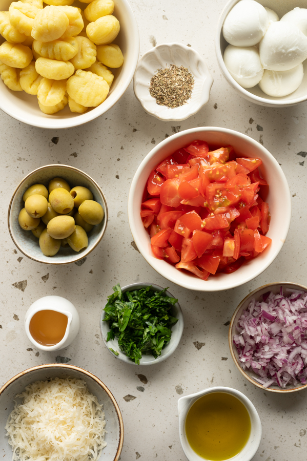 Die Zutaten für die vegetarische Gnocchi Bowl stehen auf den Tisch.