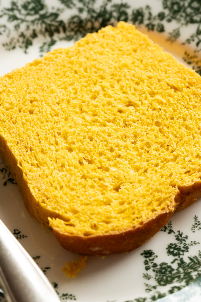 Eine Nahaufnahme einer Scheibe Kürbisbrot.