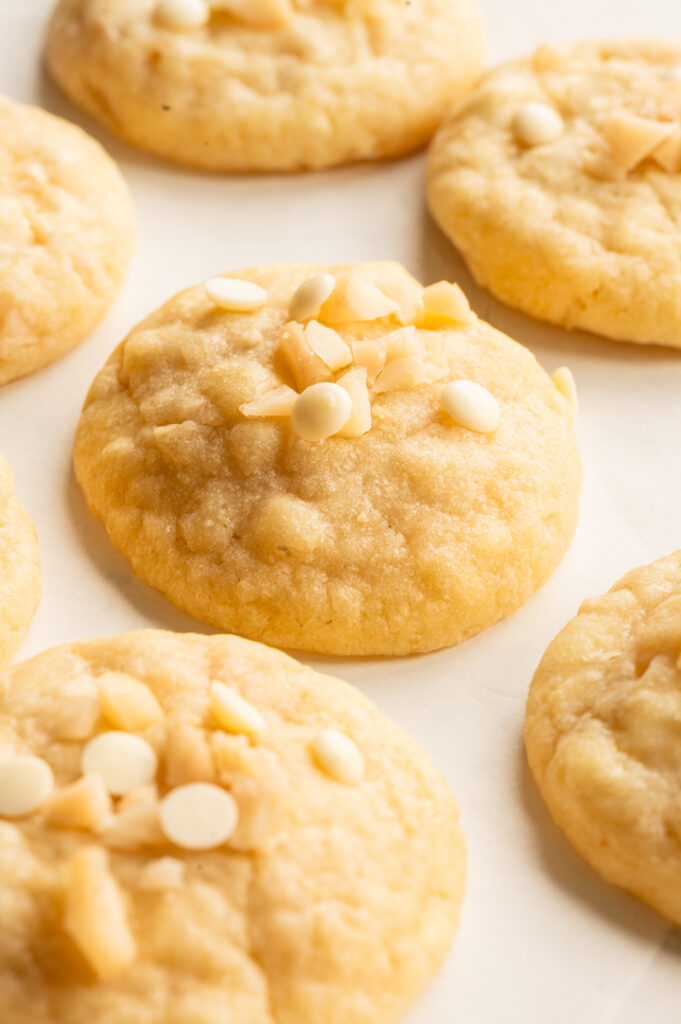 Die Macadamia Cookies liegen auf dem Backpapier.