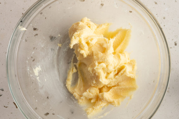 Die verknetete Butter ist in einer Schüssel.