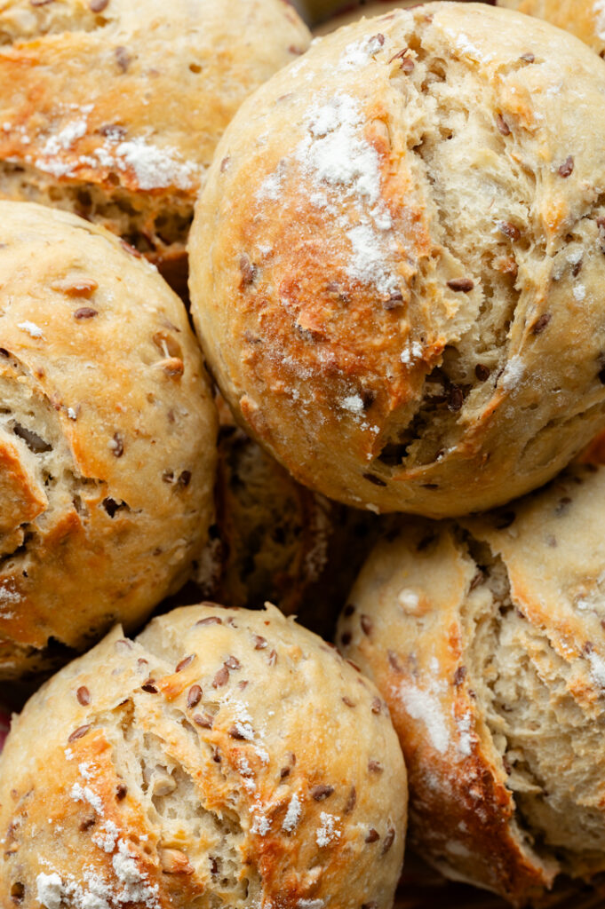 Eine Nahaufnahme der Quark-Dinkel-Brötchen.