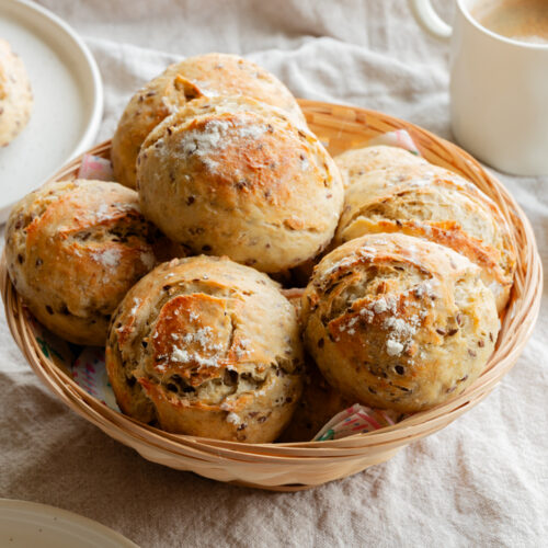 Ein Brotkörbchen mit Quark-Dinkel-Brötchen steht auf dem Tisch.