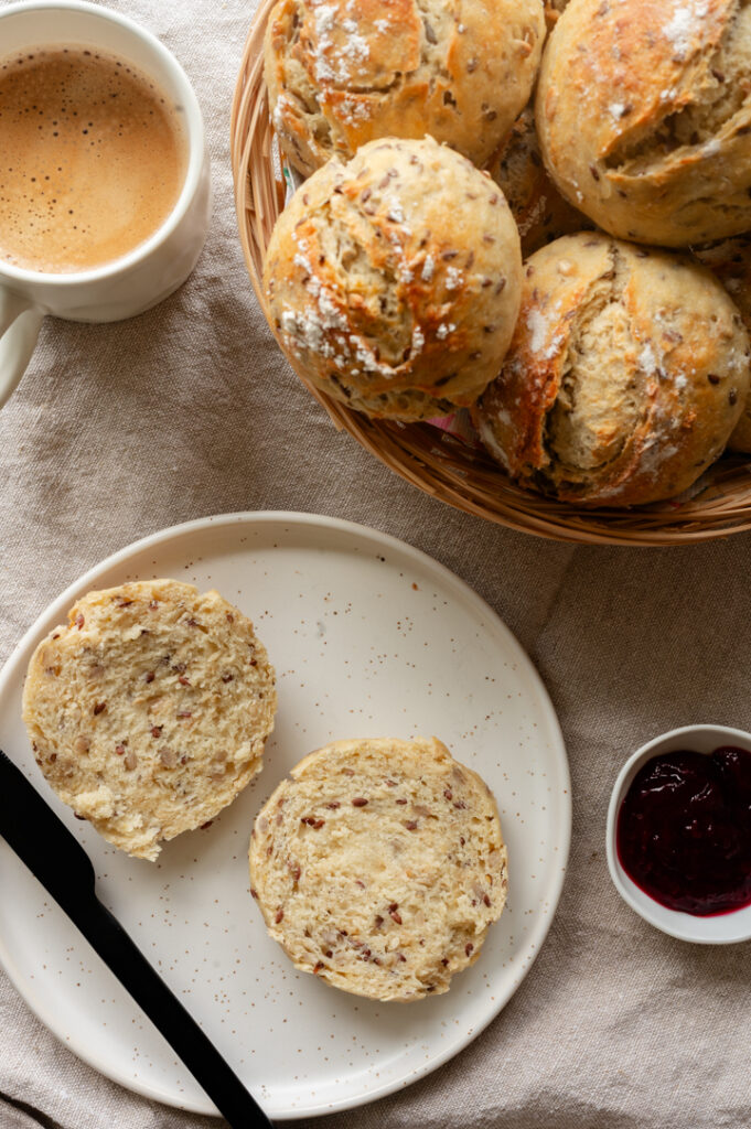 Ein gedeckter Tisch mit Dinkel-Quark-Brötchen.