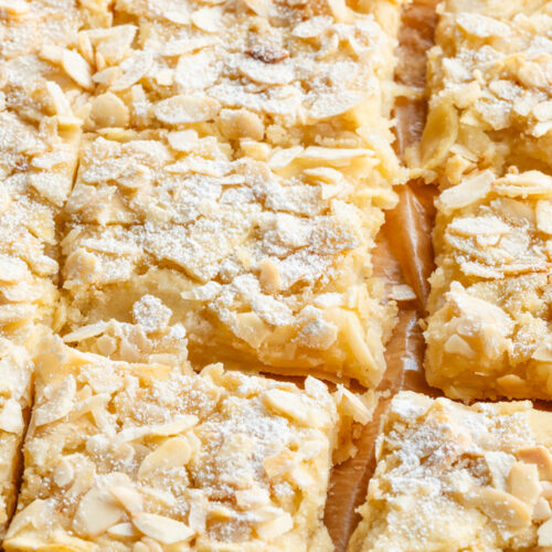 Der saftige Apfelkuchen vom Blech steht auf der Arbeitsfläche.