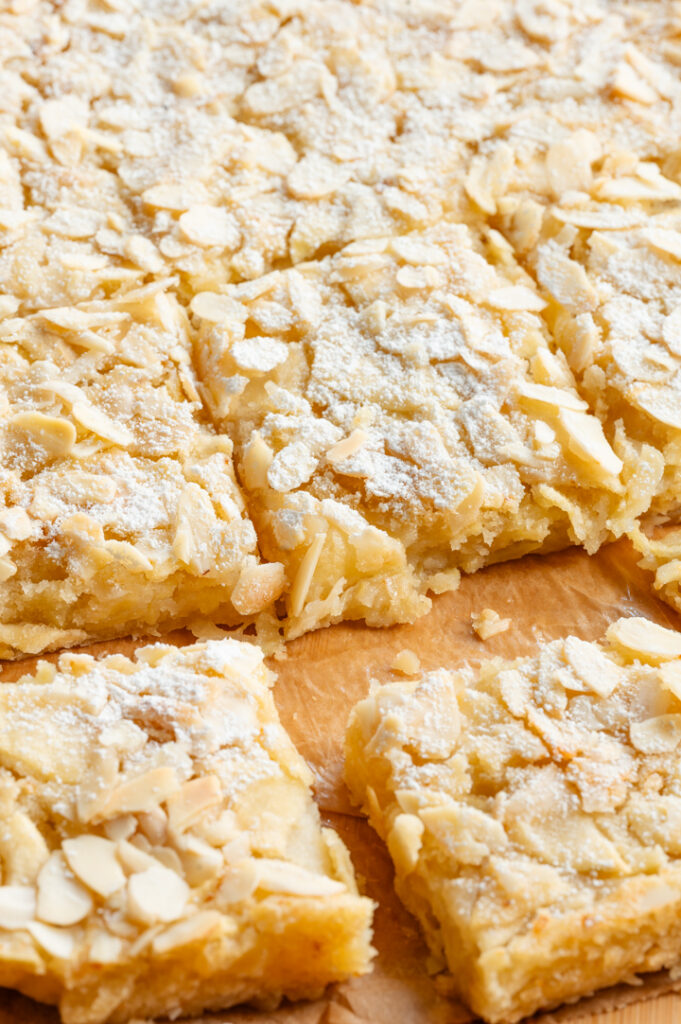Der angeschnittene Apfelkuchen ohne Ei liegt auf der Arbeitsfläche.