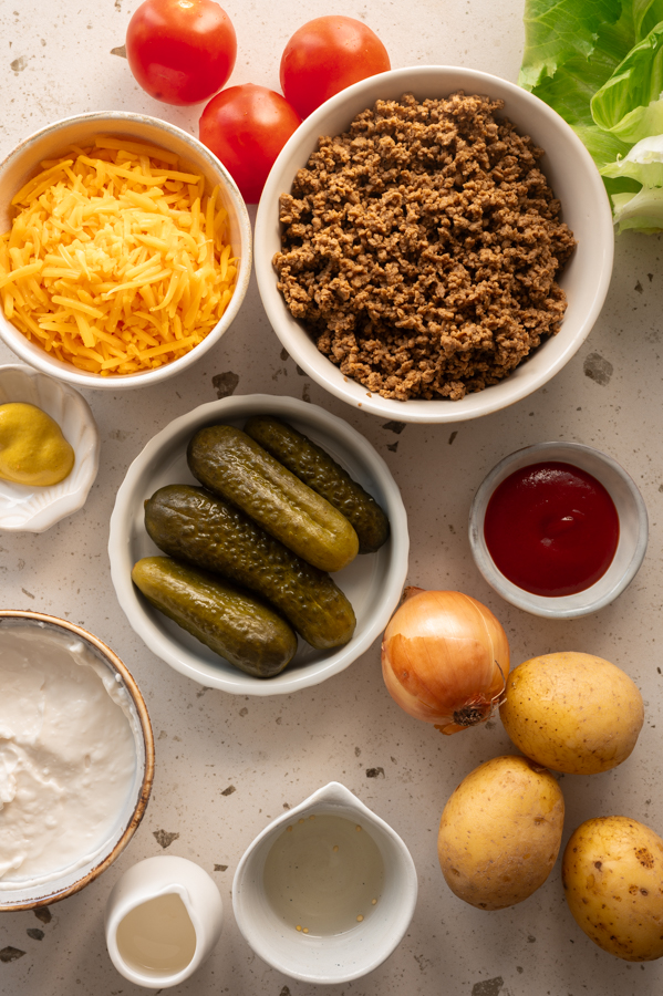 Die Zutaten für die vegetarische Big Mac Bowl stehen auf dem Tisch.