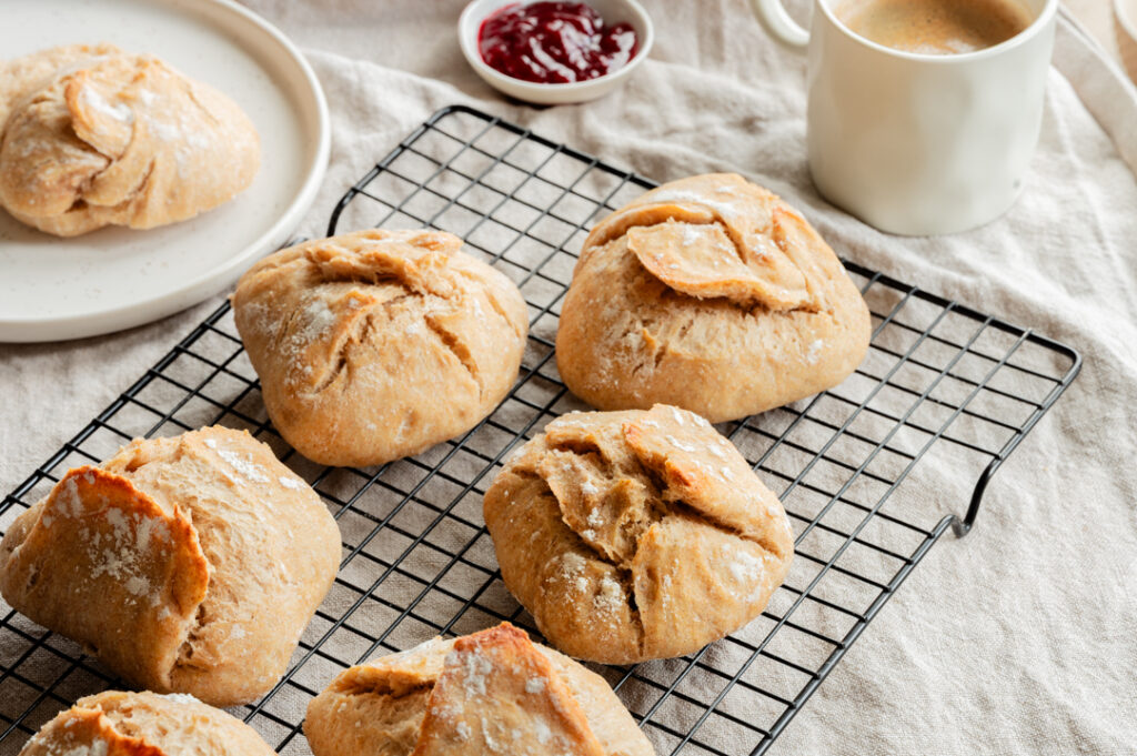 Ein gedeckter Tisch mit den dunklen Weizenbrötchen