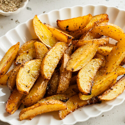 Eine Servierschale mit griechischen Zitronen-Kartoffeln.