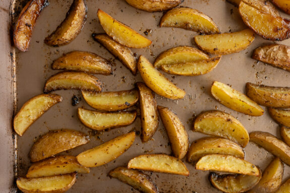 Die Kartoffeln liegen auf einem Backblech.
