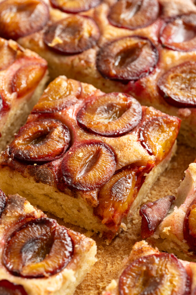 Eine Nahaufnahme des Zwetschgenkuchen mit Rührteig.
