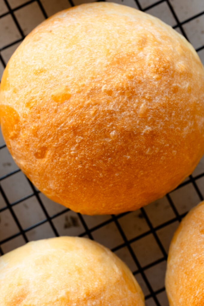 Eine Nahaufnahme eines Burger Buns ohne Ei.