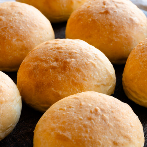 Die Brioche Burger Buns ohne Ei liegen auf der Arbeitsfläche.