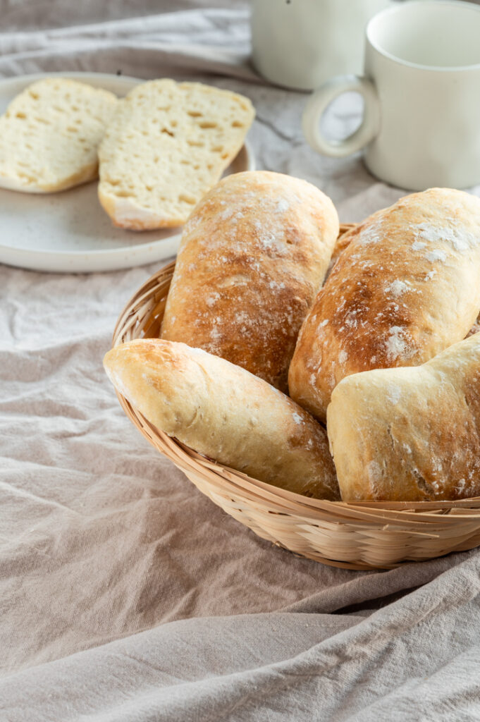 Die Dinkelbrötchen ohne Formen stehen auf dem Tisch.
