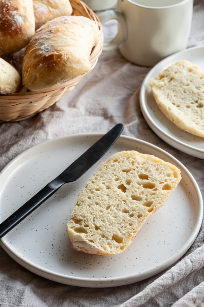 Ein gedeckter Frühstückstisch mit den rustikalen Dinkelbrötchen.