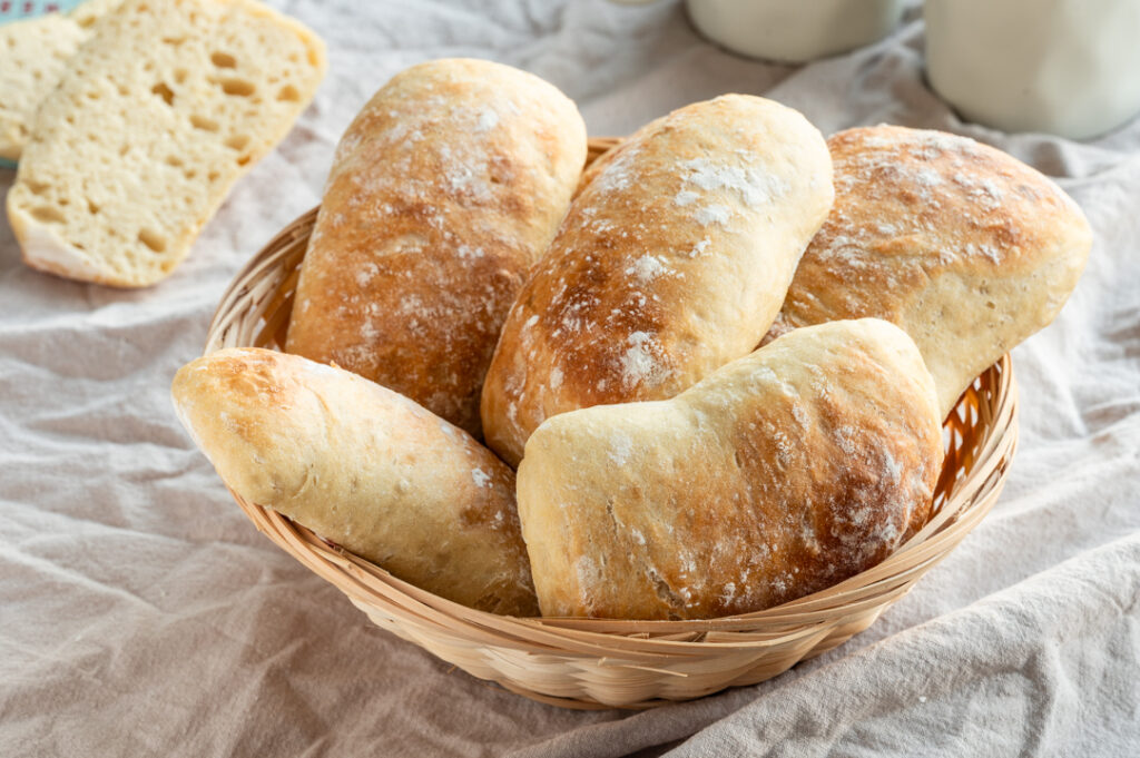 Ein Brötchenkorb mit den Dinkelbrötchen ohne Kneten.