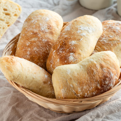 Ein Brötchenkorb mit den Dinkelbrötchen ohne Kneten.