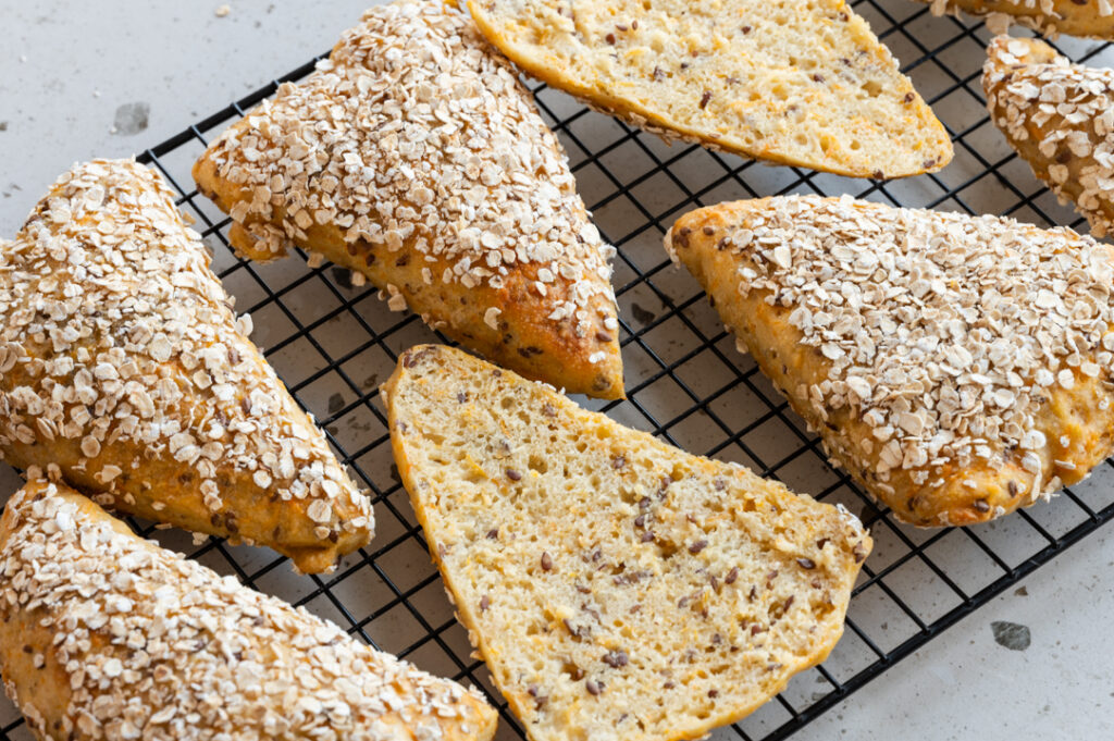 Die Skyr Brötchen mit Karotte liegen auf einem Gitter.