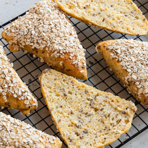 Die Skyr Brötchen mit Karotte liegen auf einem Gitter.